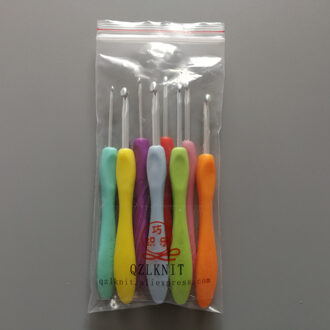 QZLKNIT 8 stks/set 2.5-6.0mm Haaknaald Set Candy Kleur Plastic Handvat Aluminium Haak Voor Garen Weave Craft breinaalden