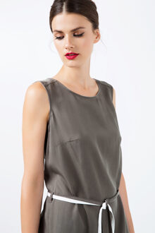 Rechte kakikleurige jurk met riem - EU 38 / UK 10