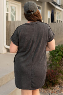 Ribbels gebreide jurk met korte mouwen en zak Donkergrijs