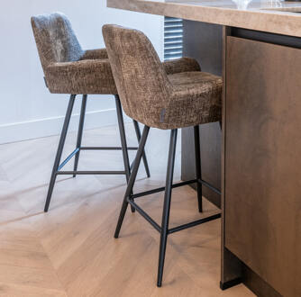 Richmond Interiors Richmond Draaibare Barstoel 'Linsey' Chenille, kleur Stone (zithoogte 68cm)