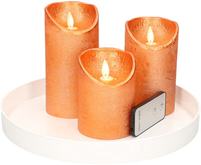 Ronde kaarsenplateau wit van kunststof D27 cm met 3 koperen LED-kaarsen 10/12,5/15 cm