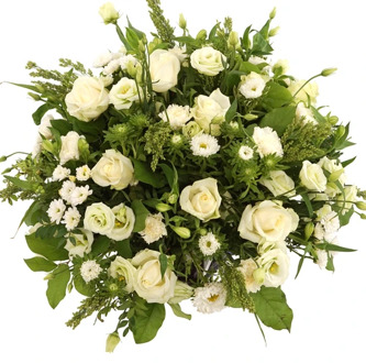 Rouwstuk rond witte rozen en bloemen