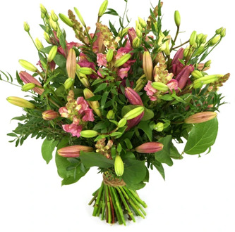 Roze lelies gecombineerd met roze bloemen