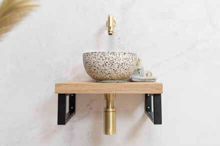 Saniclear Baru fonteinset met eiken plank, zwart-witte terrazzo waskom en gouden kraan voor in het toilet