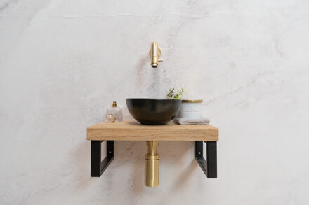 Saniclear Baru fonteinset met eiken plank, zwarte waskom en gouden kraan voor in het toilet