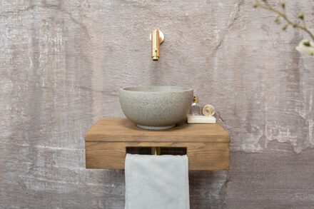 Saniclear Seba fonteinset met bruin eiken plank, grijze terrazzo waskom en gouden kraan voor in het toilet