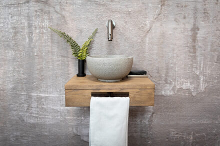 Saniclear Seba fonteinset met bruin eiken plank, grijze terrazzo waskom en verouderd ijzer kraan voor in het toilet