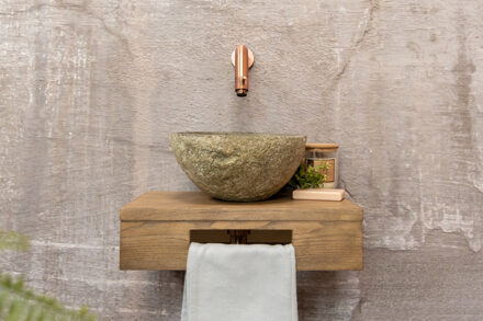 Saniclear Seba fonteinset met bruin eiken plank, rivierstenen waskom en koperen kraan voor in het toilet
