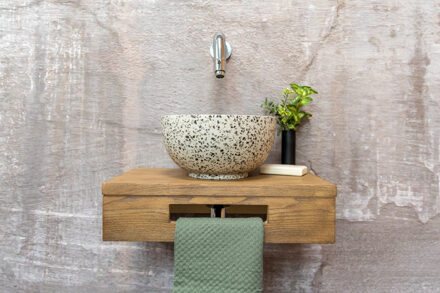 Saniclear Seba fonteinset met bruin eiken plank, zwart-witte terrazzo waskom en chromen kraan voor in het toilet