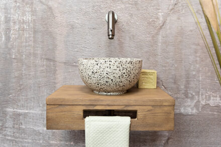 Saniclear Seba fonteinset met bruin eiken plank, zwart-witte terrazzo waskom en verouderd ijzer kraan voor in het toilet