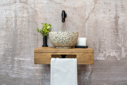 Saniclear Seba fonteinset met bruin eiken plank, zwart-witte terrazzo waskom en zwarte kraan voor in het toilet
