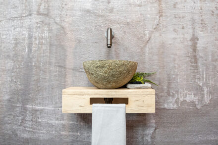 Saniclear Seba fonteinset met eiken plank, rivierstenen waskom en verouderd ijzer kraan voor in het toilet