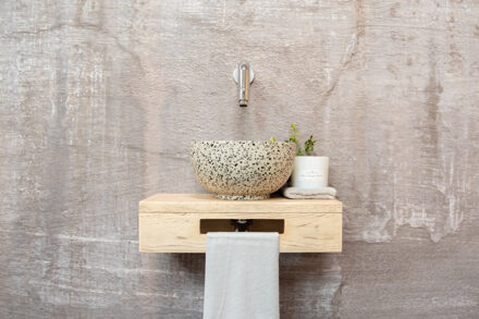 Saniclear Seba fonteinset met eiken plank, zwart-witte terrazzo waskom en chromen kraan voor in het toilet