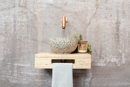 Saniclear Seba fonteinset met eiken plank, zwart-witte terrazzo waskom en koperen kraan voor in het toilet