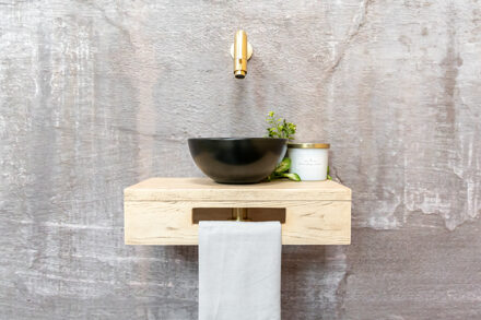Saniclear Seba fonteinset met eiken plank, zwarte waskom en gouden kraan voor in het toilet