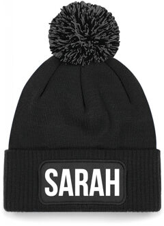 Sarah tekst wintermuts met pompon - Zwart One size