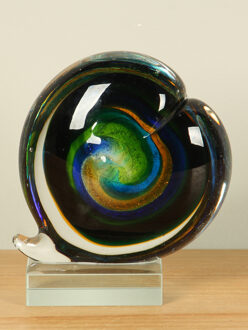 Schuin glazen hart groen/blauw op sokkel, 14 cm