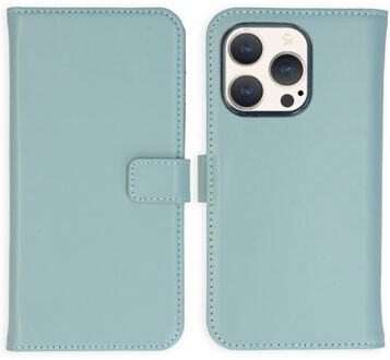 Selencia Echt Leren Bookcase voor de Apple iPhone 15 Pro - Air Blue Lichtblauw