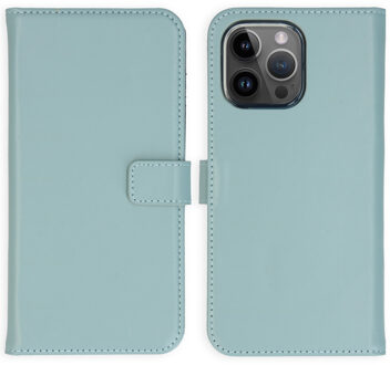 Selencia Echt Leren Bookcase voor de Apple iPhone 15 Pro Max - Air Blue Lichtblauw
