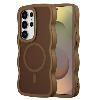 Selencia Wavy Backcover met MagSafe voor de Samsung Galaxy S25 Ultra - Mocha Brown Bruin