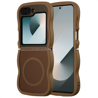 Selencia Wavy Backcover met MagSafe voor de Samsung Galaxy Z Flip 6 / Flip 7 FE - Mocha Brown Bruin