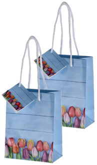 Set van 6x stuks papieren pasen giftbags/cadeau tasjes tulpen 11 x 14 x 6 cm - cadeautasjes Multikleur