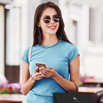 Set van ketting en armband bestaat uit: ketting van echte cultuur zoetwaterparels rond 4-5 mm Zwart