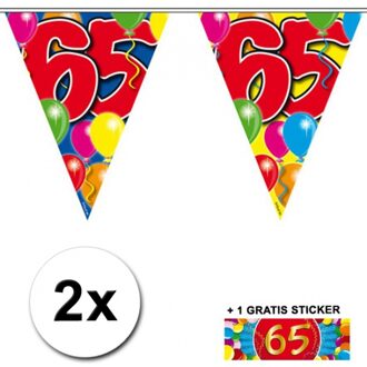 Shoppartners Leeftijd versiering - 2x vlaggenlijnen 65 jaar - met gratis sticker - feestartikelen - verjaardag Multi