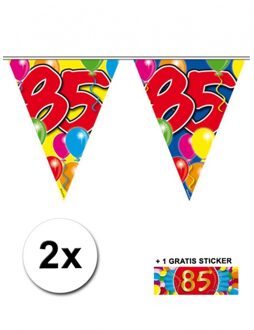 Shoppartners Leeftijd versiering - 2x vlaggenlijnen 85 jaar - met gratis sticker - feestartikelen - verjaardag Multi