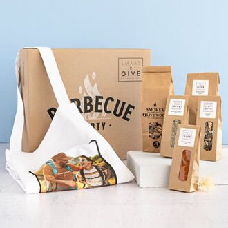 Smart2Give Cadeaupakket BBQ met Beige Schort (Fairtrade katoen)