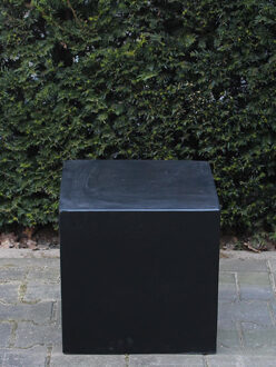 Sokkel/zuil zwart uit light cement, 30 x 30 x 30 cm. zwarte zuil, winterhard en uv-werend.