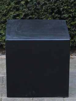 Sokkel/zuil zwart uit light cement, 50 x 50 x 50 cm. zwarte zuil, winterhard en uv-werend.