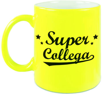Super collega cadeau mok / beker neon geel 330 ml - bedankt / afscheids cadeau - feest mokken