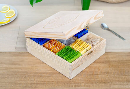 Theedoos met gravering