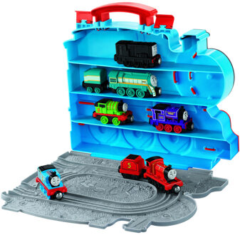 Thom Speelt thomas: travel and play