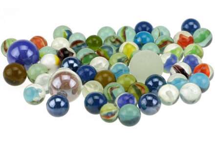 Toi-Toys 60x Glazen gekleurde knikkers in net Multi