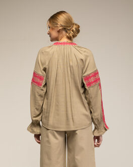 Top met zoomdetails en manchetten met ruches Camel