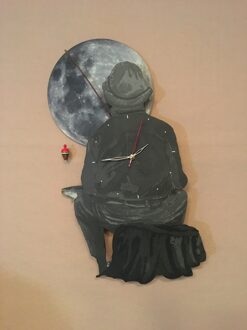 Uitgaansgebieden Een Oude Man Vissen Decoratieve Slinger Wandklok