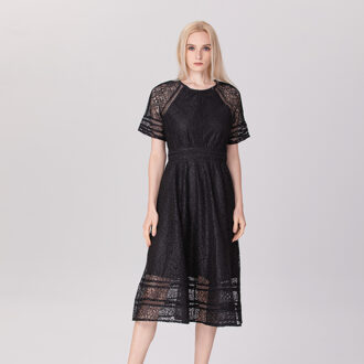 Uitlopende jurk en versieringen van kant Zwart