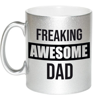 Vader cadeau zilveren mok / beker freaking awesome dad - feest mokken Zilverkleurig