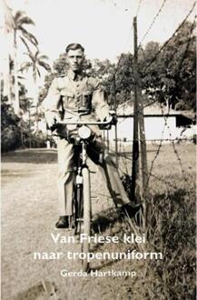 Van Friese klei naar tropenuniform -  Gerda Hartkamp (ISBN: 9789492632616)
