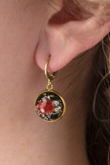 Vergulde oorbellen met gedroogde bloemen in rood Rood/Goud
