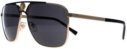 Versace VE2238 143687 gouden en matzwarte donkergrijze zonnebril - maat