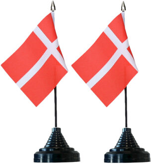 Vlag Denemarken tafelvlaggetjes - 6x stuks - 10 x 15 cm vlag - met zwarte standaard - versiering