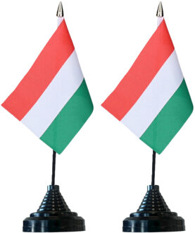 Vlag Hongarije tafelvlaggetjes - 2x stuks - 10 x 15 cm vlag - met zwarte standaard - versiering