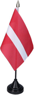 Vlag Letland tafelvlaggetjes - 1x stuks - 10 x 15 cm vlag - met zwarte standaard