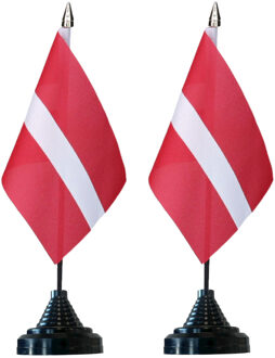 Vlag Letland tafelvlaggetjes - 2x stuks - 10 x 15 cm vlag - met zwarte standaard