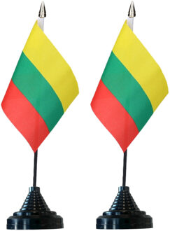 Vlag Litouwen tafelvlaggetjes - 2x stuks - 10 x 15 cm vlag - met zwarte standaard