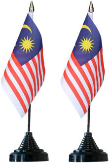 Vlag Maleisie tafelvlaggetjes - 2x stuks - 10 x 15 cm vlag - met zwarte standaard
