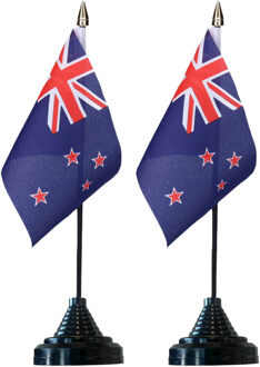 Vlag Nieuw Zeeland tafelvlaggetjes - 2x stuks - 10 x 15 cm vlag - met zwarte standaard